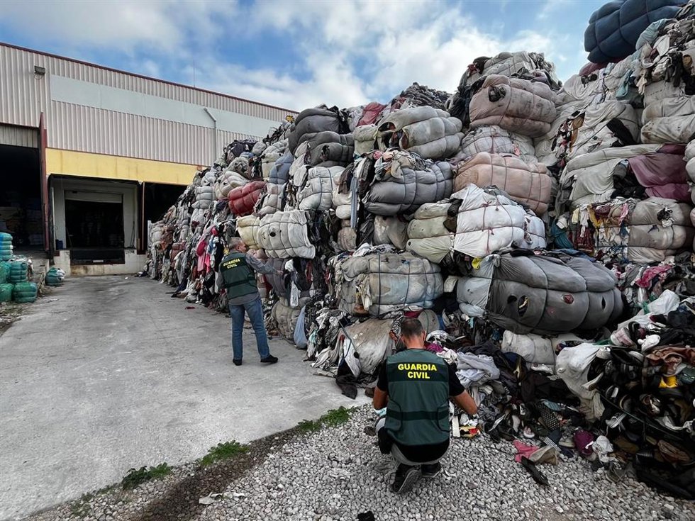 Residuos textiles acumulados ilegalmente en un vertedero de La Línea de la Concepción (Cádiz)