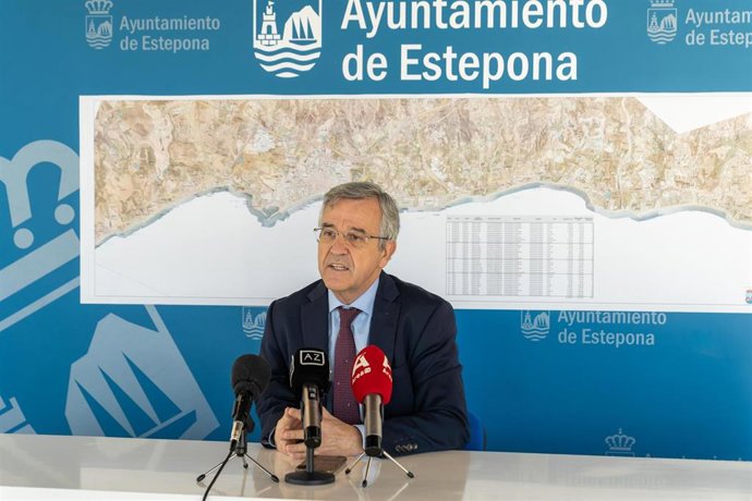 El alcalde de la ciudad malagueña de Estepona, José María García Urbano, ha anunciado una batería de medidas pioneras en la ciudad que tienen como objetivo el inicio de la construcción de más de medio millar de Viviendas de Protección Oficial