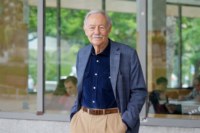 Archivo - El escritor Eduardo Mendoza, posa en la Biblioteca Jaume Fuster, a 14 de mayo de 2025, en Barcelona, Catalunya