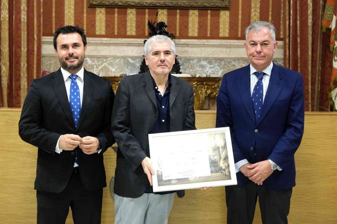 Entrega de este Premio Iberoamericano de Poesía de una pasada edición, en un acto celebrado en el Salón Colón del Consistorio.