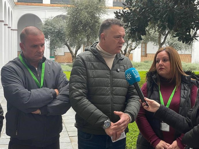 El parlamentario de Por Andalucía y candidato de Podemos a la Junta, Juan Antonio Delgado, atiende a los medios en el Parlamento andaluz.