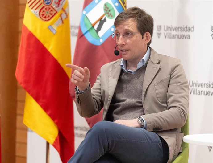 El alcalde de Madrid, José Luis Martínez-Almeida, durante un encuentro con estudiantes en la Universidad Villanueva