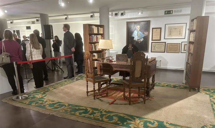 Apertura de la exposición sobre Narciso Alonso Cortés en la Sala de Exposiciones de la Casa Revilla de Valladolid, con una recreación de su despacho.