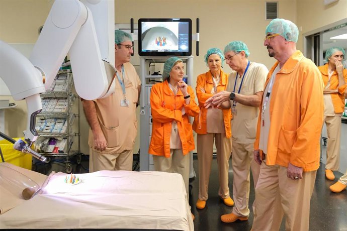 La presidenta de Cantabria, María José Sáenz de Buruaga, y el consejero de Salud, César Pascual, asisten a una demostración de funcionamiento del Robot Da Vinci SP
