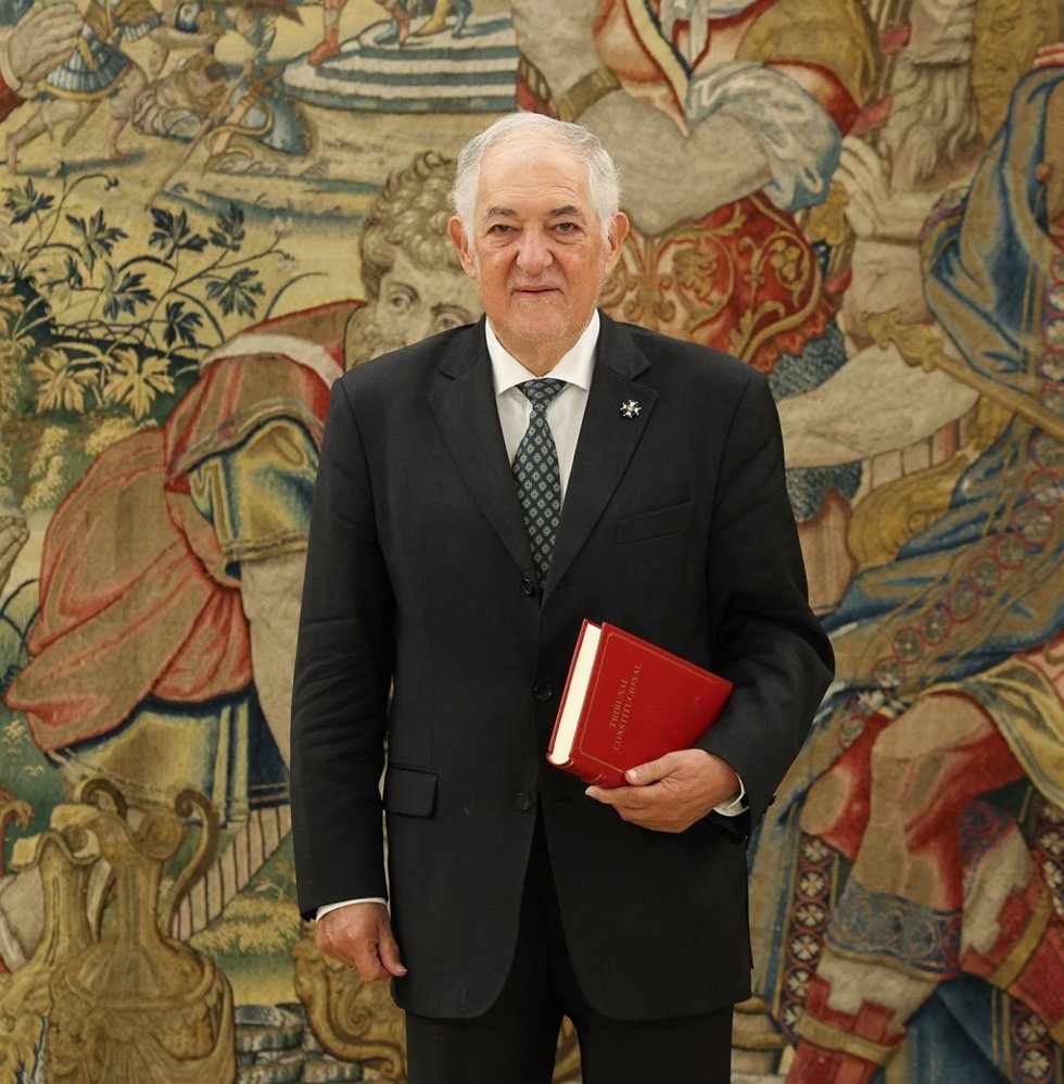Archivo - El Rey Felipe VI, recibe en audiencia al presidente del Tribunal Constitucional, Cándido Conde-Pumpido, que hace entrega a Don Felipe de la Memoria de actividades del órgano constitucional en el Palacio de la Zarzuela, a 8 de septiembre de 202