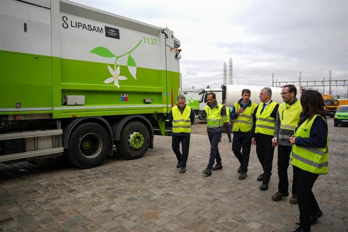 El alcalde de Sevilla, José Luis Sanz, en su visita a los talleres de Lipasam