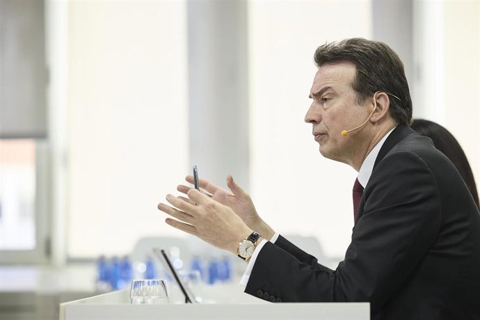 El consejero delegado de Enagás, Arturo Gonzalo, durante una rueda de prensa