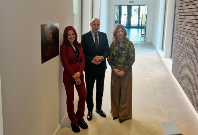 La astronauta y bióloga Satra García, junto al alcalde de León , José Antonio Diez y la rectora de la ULE, Nuria González, en la inauguración oficial del Centro de Empresas de Base Tecnológica (CEBT) Pablo Álvarez y Sara García de la capital leonesa.