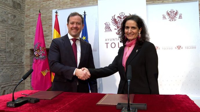 El alcalde de Toledo, Carlos Velázquez, junto a la directora general de la Fundación Ortega-Marañón, durante el acto de firma del convenio.