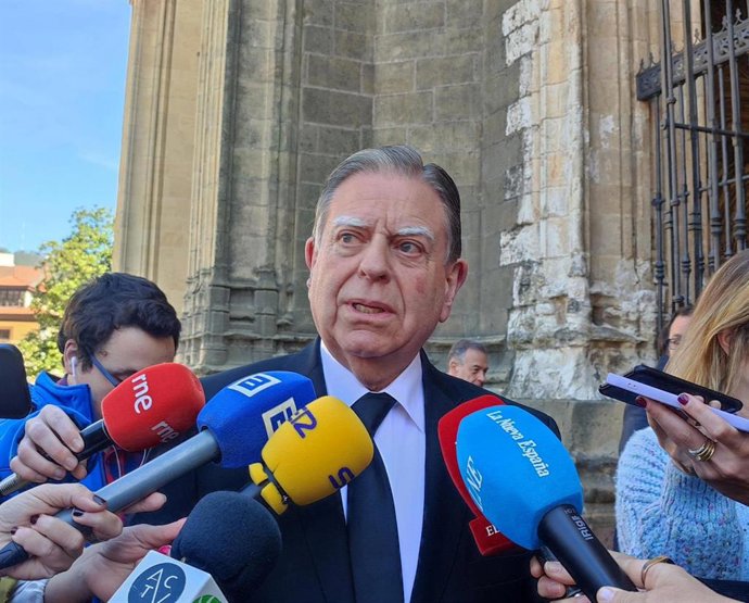 Archivo - El alcalde de Oviedo, Alfredo Canteli, a la entrada a la Catedral de Oviedo.