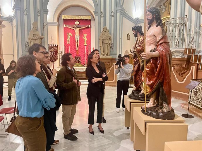 La consejera Carmen Conesa, ante las imágenes restauradas