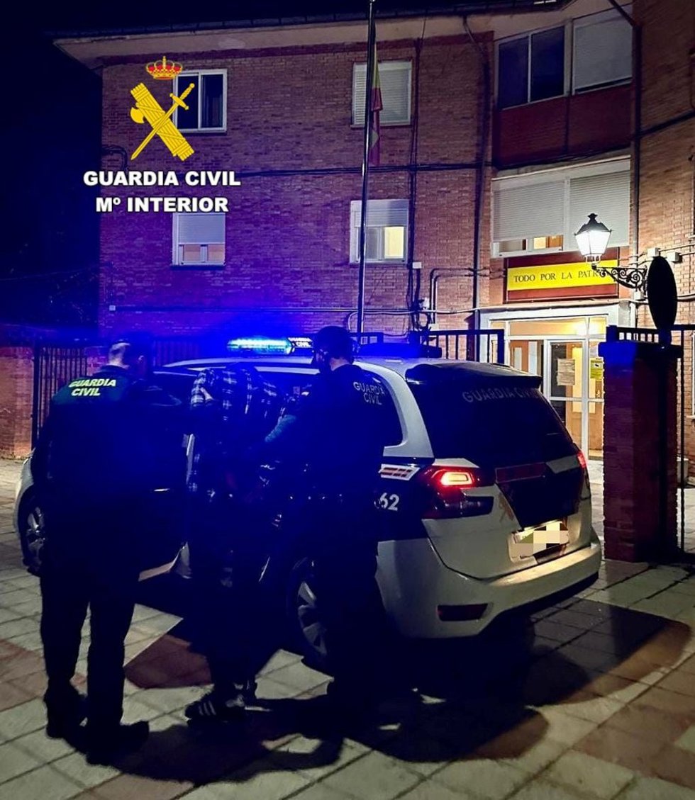La Guardia Civil ha detenido a un varón como presunto autor de un delito de robo con fuerza mientras sustraía varias cajas del interior del remolque de un camión estacionado en Villacedré (León).