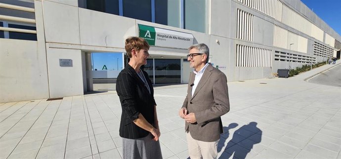 El secretario genral de los socialistas malagueños, Josele Aguilar, presenta junto al hospital de Estepona la campaña sobre los incumplimientos de la Junta junto a su homóloga en la ciudad, Emma Molina.