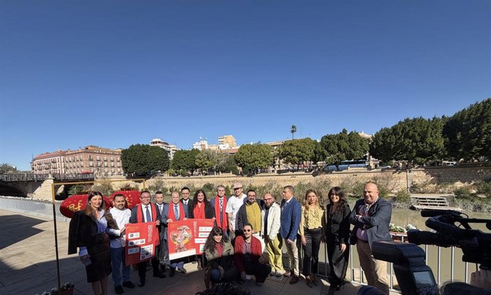Archivo - Los concejales Jesús Pacheco y Sofía López-Briones; y el presidente de la Junta Municipal de El Carmen presentan la programación del Año Nuevo Chino junto a los organizadores del evento