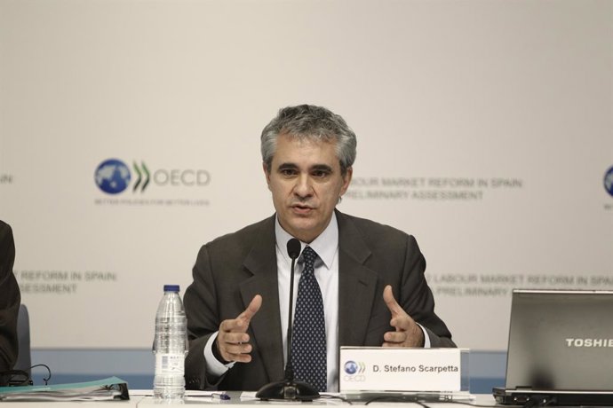 Archivo - Arxiu - El directro d'Ocupació de l'OCDE. Stefano Scarpetta, presenta l'estudi sobre la reforma laboral a Espanya
