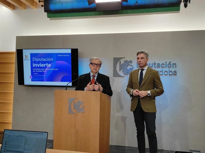 L presidente de la Diputación de Córdoba, Salvador Fuentes, junto al delegado de Infraestructuras, Sostenibilidad y Agricultura, Andrés Lorite, presenta el plan Diputación Invierte.
