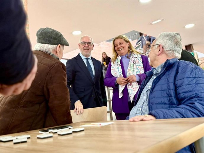Jesús Estrella y Ángela Hidalgo conversan con usarios del Centro de Participación Activa de Andújar.