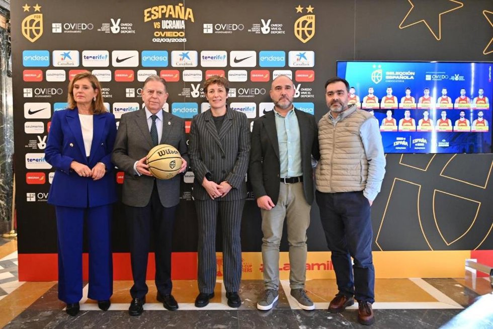 Foto de familia tras la presentación del España-Ucrania de baloncesto del lunes 2 de marzo en Oviedo