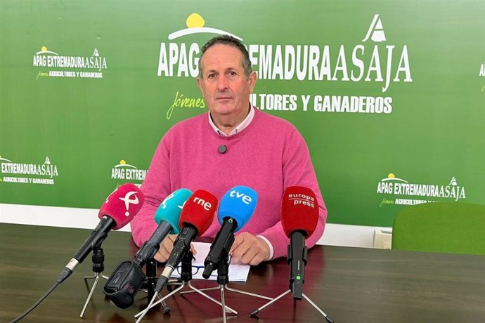 El presidente de APAG Extremadura Asaja, Juan Metidieri, en rueda de prensa