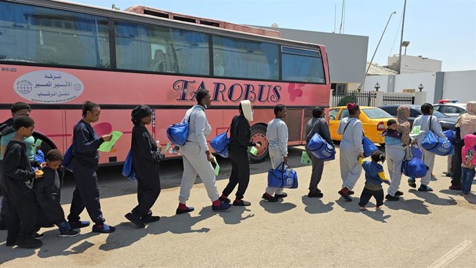 Archivo - Imagen de archivo de un grupo de migrantes en Libia.