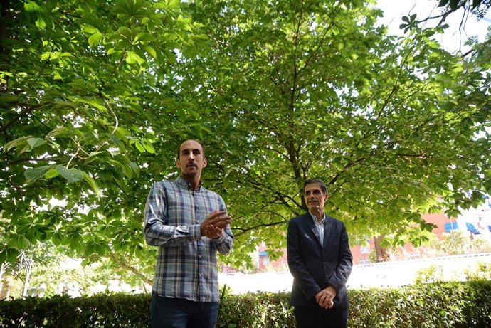 Archivo - Imagen de recurso del concejal del PSOE en Alcalá de Henares Miguel Nogués cuando era concejal de Urbanismo junto al entonces alcalde Javier Rodríguez Palacios (PSOE)