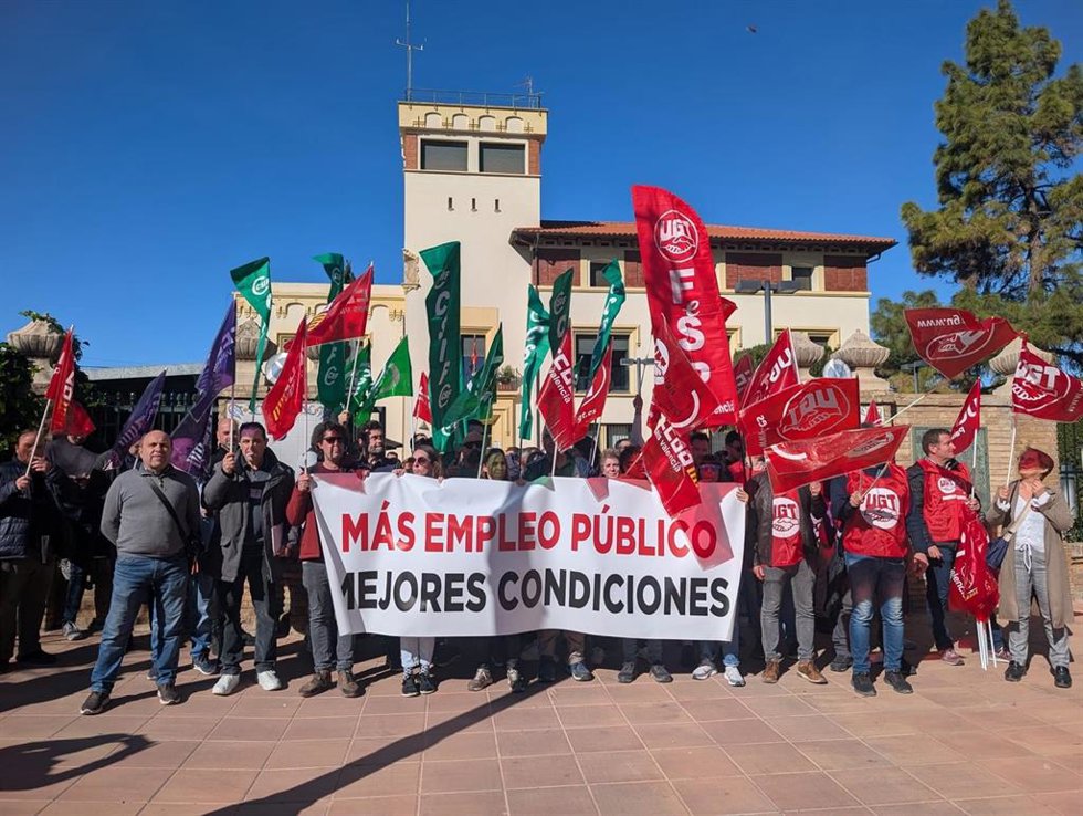 Concentración convocada por CSIF, UGT y CCOO ante la sede de Aemet en Valncia