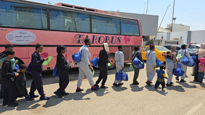 Archivo - Imagen de archivo de un grupo de migrantes en Libia.