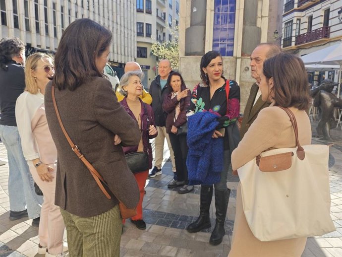 Con Málaga exige un plan de inspecciones que impida la reconversión de locales en infraviviendas y apartamentos turísticos y que se aumente hasta 45 metros cuadrados la superficie que se pueda considerar vivienda en la capital frente a los 30,5 actuales.