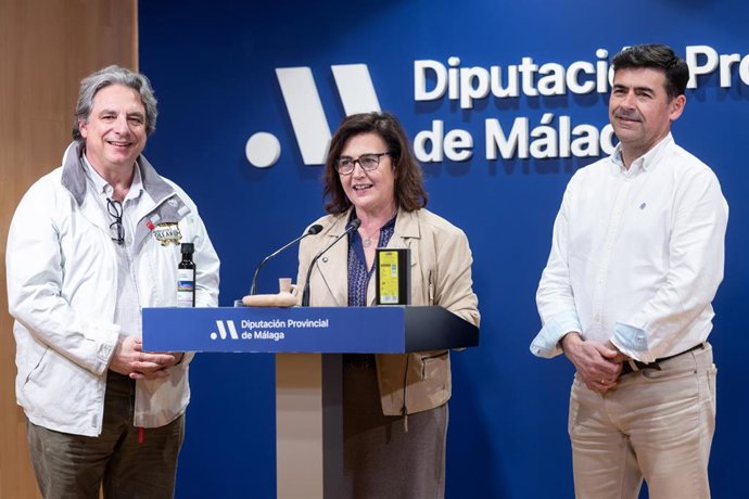 La diputada provincial Sagrario Molina interviene junto al alcalde de Riogordo, Antonio Alés, y el presidente de la asociación nacional Olearum, Cultura y Patrimonio del Aceite, Francisco Lorenzo, durante la presentación de la fiesta.