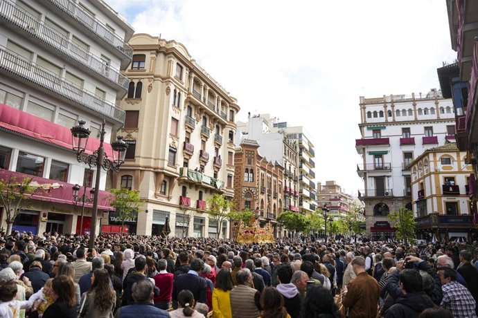 Archivo - Imágenes realizadas en la mañana del Domingo de Resurrección , a 20 de abril de 2025 en Sevilla (Andalucía, España). En la festividad de la Pascua de la Resurrección, y contra la meteorología, La hermandad de la Resurrección ha salido a las call