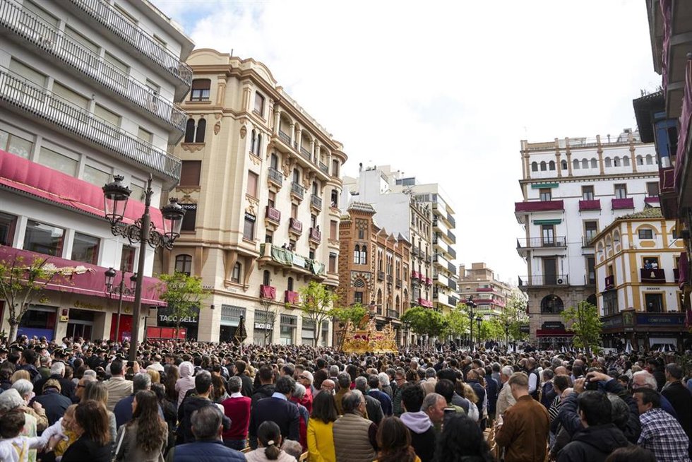 Archivo - Imágenes realizadas en la mañana del Domingo de Resurrección , a 20 de abril de 2025 en Sevilla (Andalucía, España). En la festividad de la Pascua de la Resurrección, y contra la meteorología, La hermandad de la Resurrección ha salido a las ca