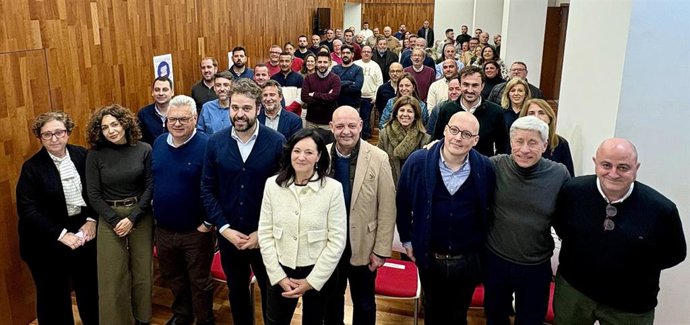 Cargos públicos y orgánicos del PSOE durante su reunión en la sede provincial del partido en Córdoba.