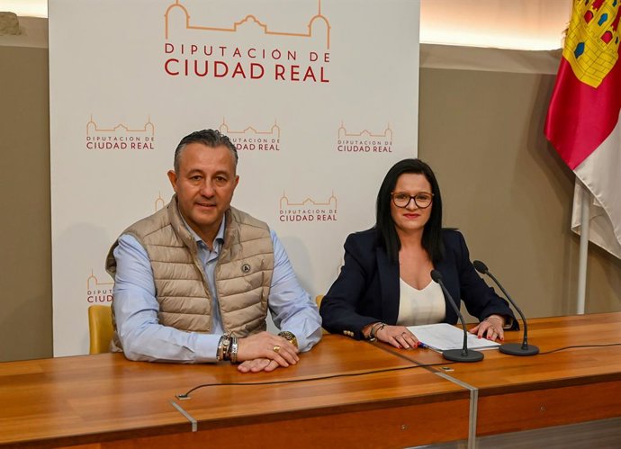 La portavoz del Gobierno de la Diputación de Ciudad Real, Rocío Zarco, y el vicepresidente de Hacienda, Adrián Fernández, en rueda de prensa.
