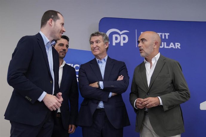 Archivo - El presidente del Partido Popular, Alberto Núñez Feijóo, junto al líder del PP en el Ayuntamiento de Barcelona, Daniel Sirera, en una imagen de archivo.