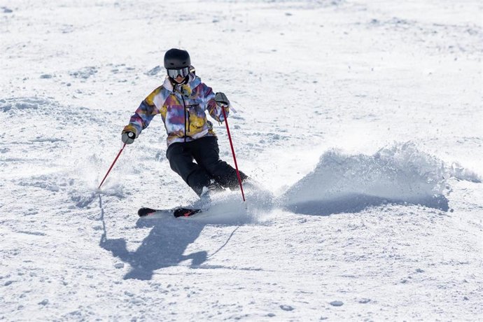 Archivo - Un esquiador en las pistas de Sierra Nevada. Archivo.