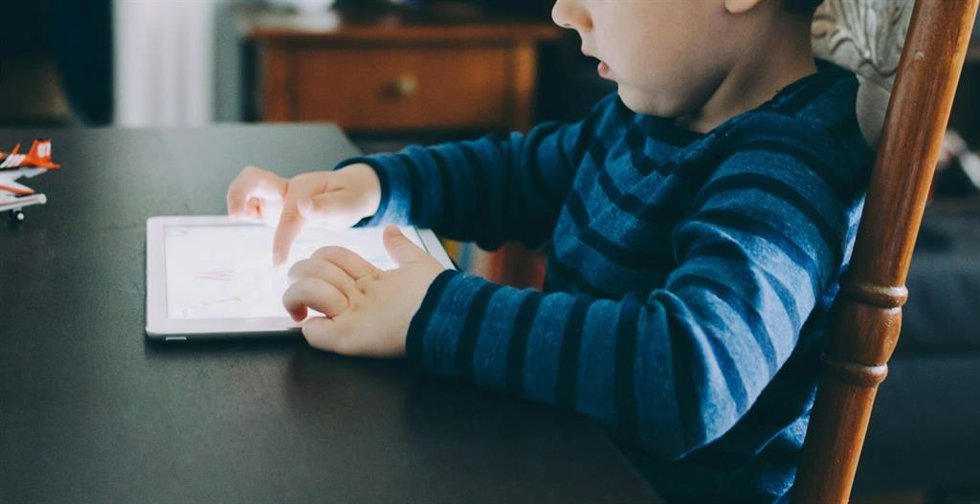 Archivo - Un niño con una tablet.