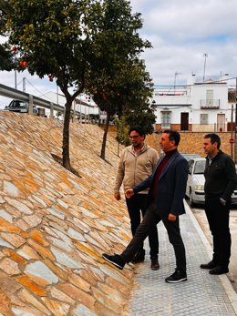 Visita del delegado territorial de Justicia, Administración Local y Función Pública, Javier Millán, a Paradas (Sevilla)
