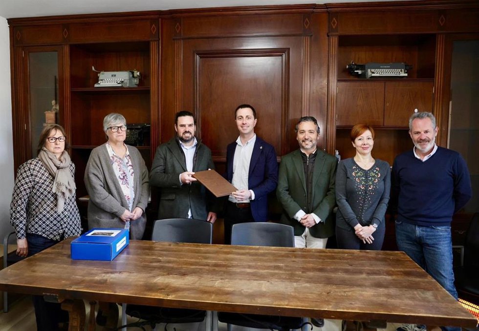 El presidente del Consell de Mallorca, Lloren Galmés, ha entregado hoy al alcalde de Estellencs, Bernat Isern, en la entraga de documentos para iniciar el plan urbanístico del municipio.