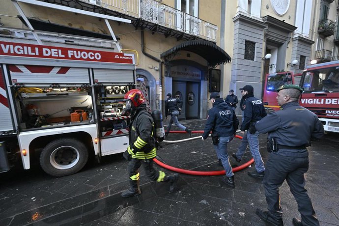 Varias dotaciones de los bomberos en una calle cercana al teatro de Sannazaro, en Nápoles, Italia.
