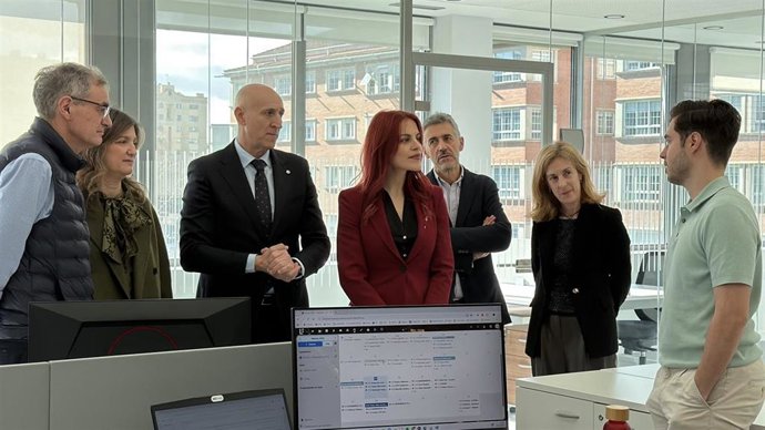 La astronauta y bióloga Sara García, junto al alcalde de León , José Antonio Diez y la rectora de la ULE, Nuria González, en su visita al Centro de Empresas de Base Tecnológica (CEBT).