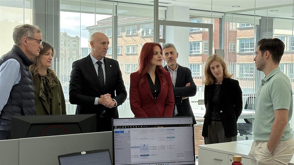 La astronauta y bióloga Sara García, junto al alcalde de León , José Antonio Diez y la rectora de la ULE, Nuria González, en su visita al Centro de Empresas de Base Tecnológica (CEBT).