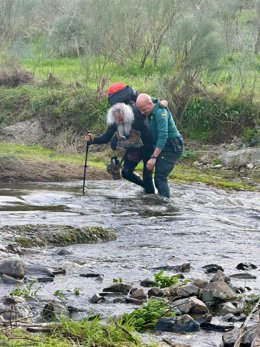 Agentes de la Guardia Civil rescatan a un peregrino desorientado en Riolobos