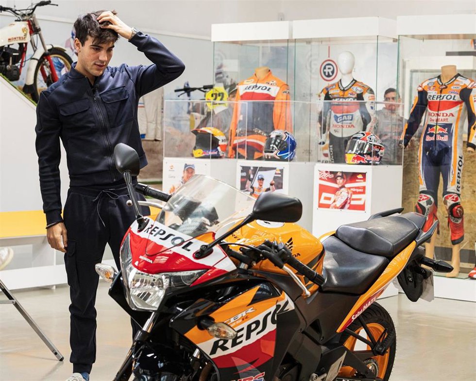 Oscar Casas, sorprendido tras recibir la réplica de la Honda que usa en la película 'Ídolos'