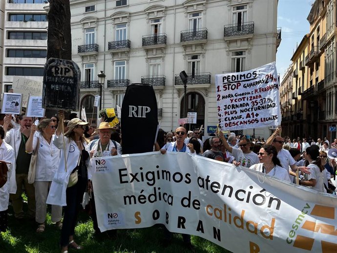 Archivo - Médicos se manifiestan en la Comunitat Valenciana por un Estatuto Marco "digno y propio"