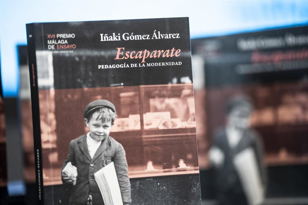 El Ayuntamiento acoge la presentación de Escaparate. Pedagogía de la modernidad de Iñaki Gómez Álvarez, obra ganadora del XVII Premio Málaga de Ensayo