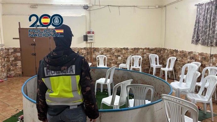 Corral desmantelado en una nave de Sanlúcar de Barrameda donde se estaban realizando peleas de gallos