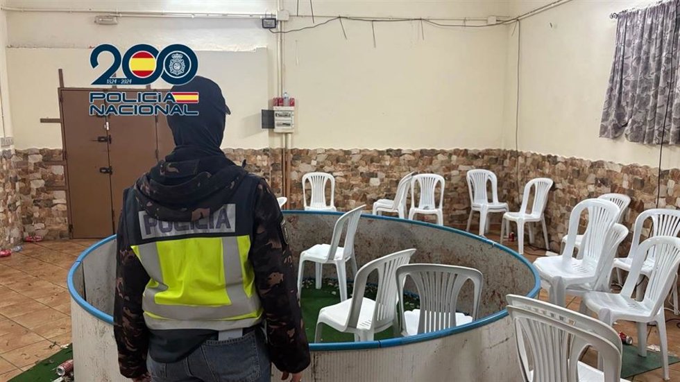 Corral desmantelado en una nave de Sanlúcar de Barrameda donde se estaban realizando peleas de gallos