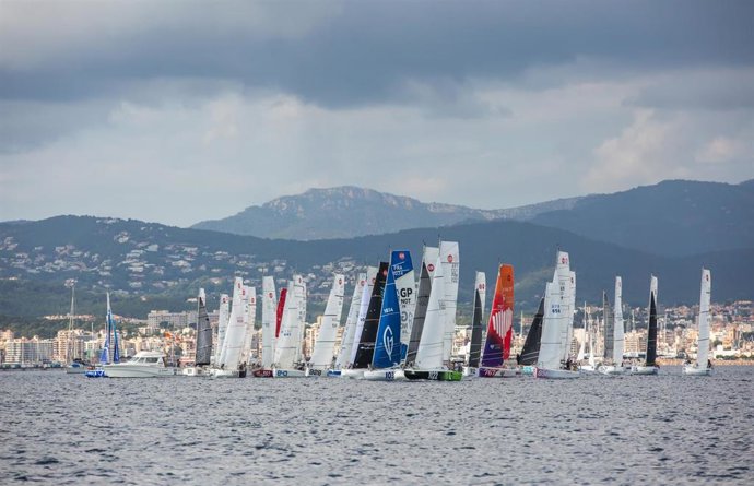 La clase Mini compitiendo en la bahía de Palma