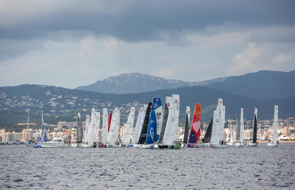 La clase Mini compitiendo en la bahía de Palma