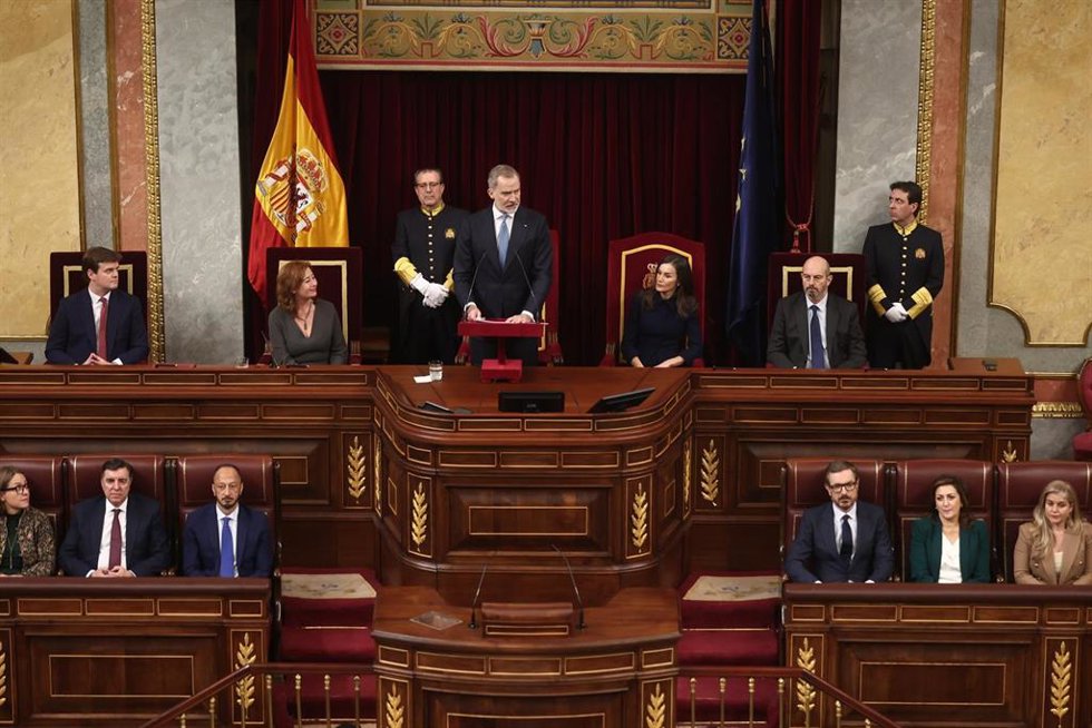 (I-D) La presidenta del Congreso, Francina Armengol; los Reyes Felipe VI y Letizia, y el presidente del Senado, Pedro Rollán,durante el acto institucional Nuestra constitución más longeva, en el Congreso